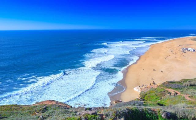 How are giant waves born in Portuguese Nazaré?