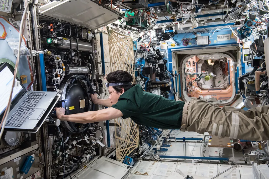 JAXA-Astronaut-Norishige-Kanai-Reconfigures-HiBMs-Camera